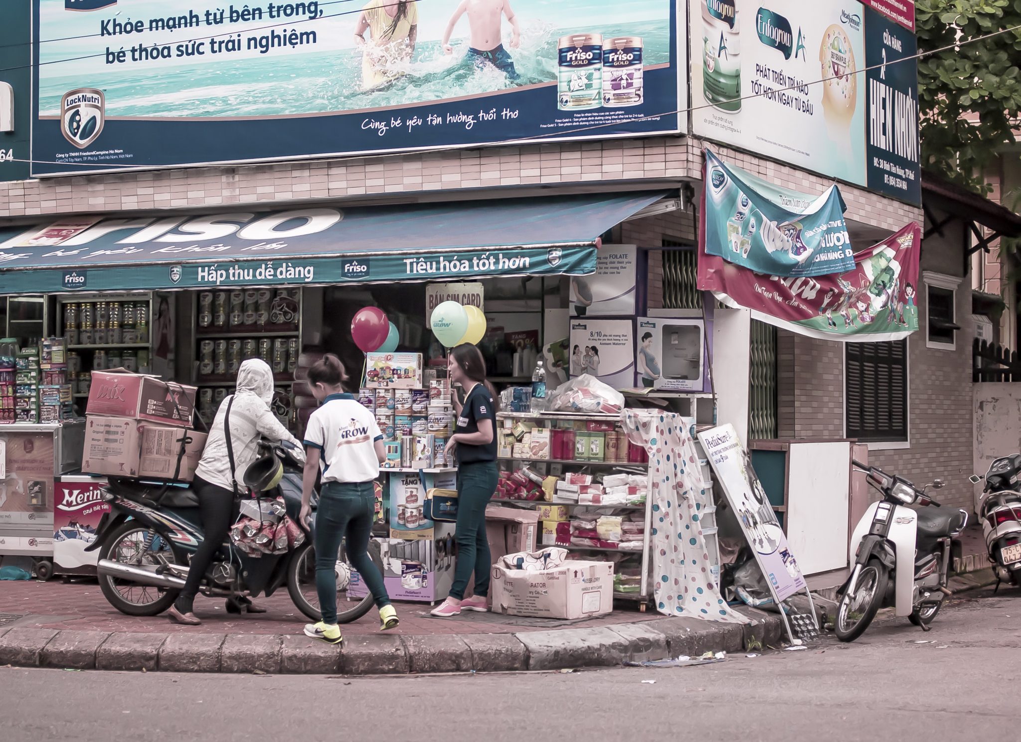 How to understand an American teacher near Nguyễn Văn Trỗi Street in Ho Chi Minh City, Vietnam